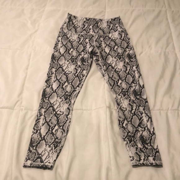 Fabletics animal print leggings in black and white - Picture 1 of 6